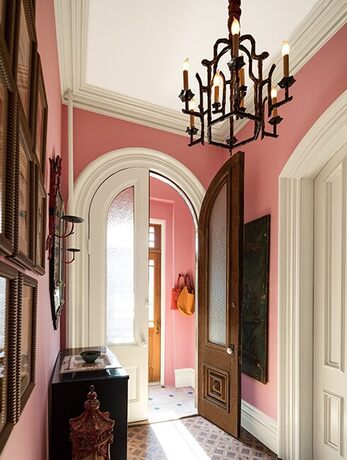 Una entrada pintada en Delicate Rose, con molduras Niveous, una colección de arte mural y puerta Una entrada pintada en Delicate Rose, con molduras Niveous, una colección de arte mural y puerta