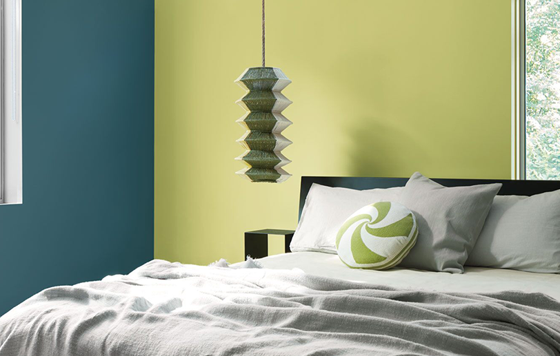 Dormitorio con paredes en Lilianna CSP-855, un amarillo-verde, y Stained Glass CSP-685, un azul Dormitorio con paredes en Lilianna CSP-855, un amarillo-verde, y Stained Glass CSP-685, un azul
